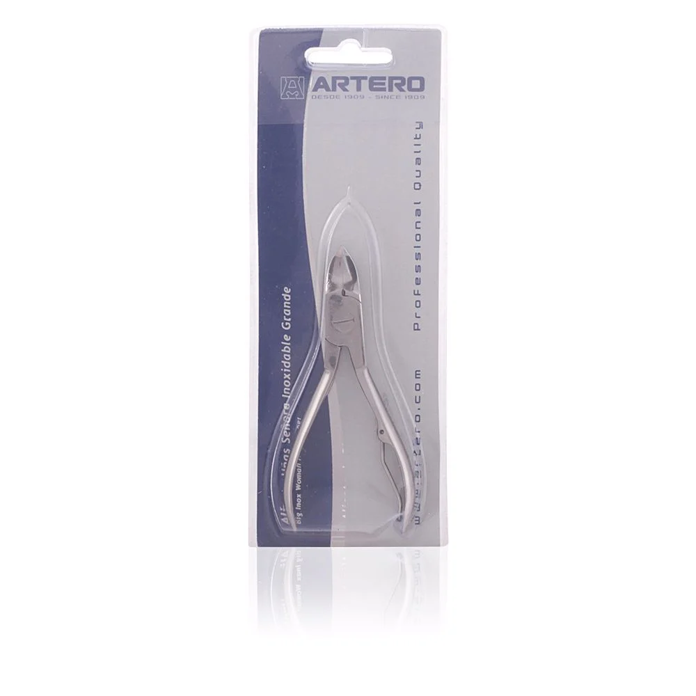 WOMAN NAIL CLIPPER